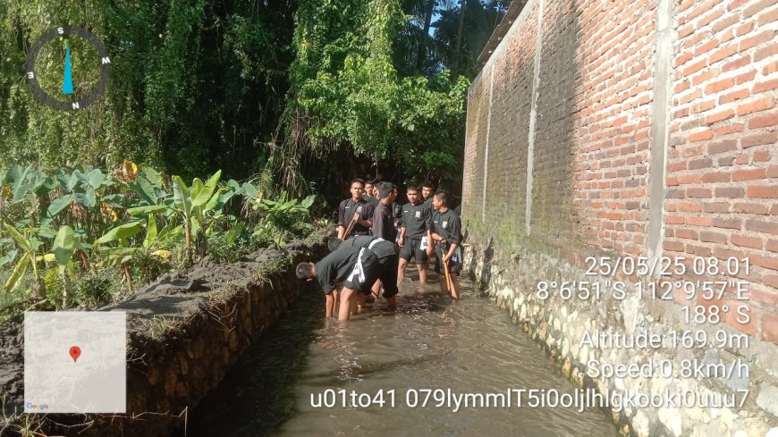 Bersihkan Sungai Tersumbat, SH Terate Kota Blitar Dapat Pujian dari Masyarakat