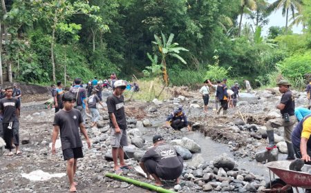 Sering Banjir, SH Terate Jember Angkat Batu Betulkan Beronjong Sungai