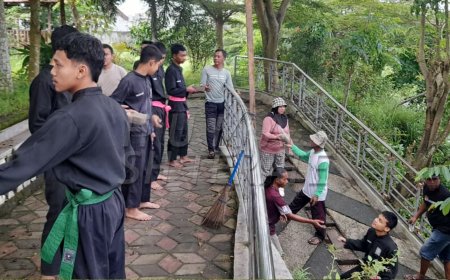 Warga dan PSHT Sananwetan Gelar Kerja Bakti Bersihkan Kali Karplos dan Pasang Paving