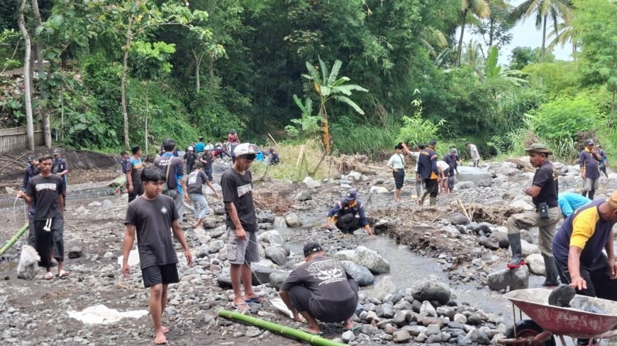 Sering Banjir, SH Terate Jember Angkat Batu Betulkan Beronjong Sungai