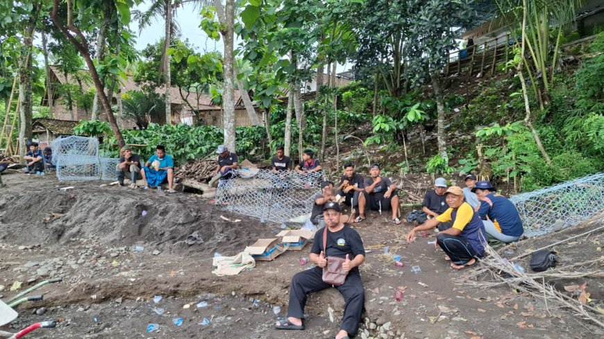Sering Banjir, SH Terate Jember Angkat Batu Betulkan Beronjong Sungai