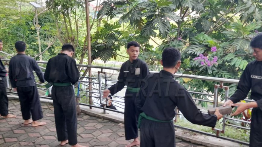 Warga dan PSHT Sananwetan Gelar Kerja Bakti Bersihkan Kali Karplos dan Pasang Paving