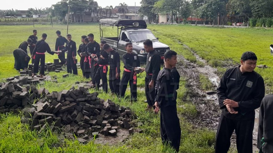 Warga dan PSHT Sananwetan Gelar Kerja Bakti Bersihkan Kali Karplos dan Pasang Paving