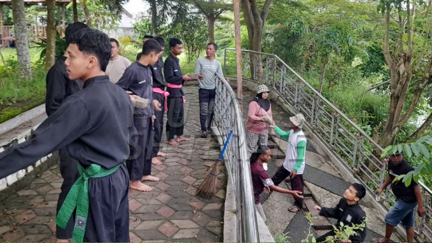 Warga dan PSHT Sananwetan Gelar Kerja Bakti Bersihkan Kali Karplos dan Pasang Paving