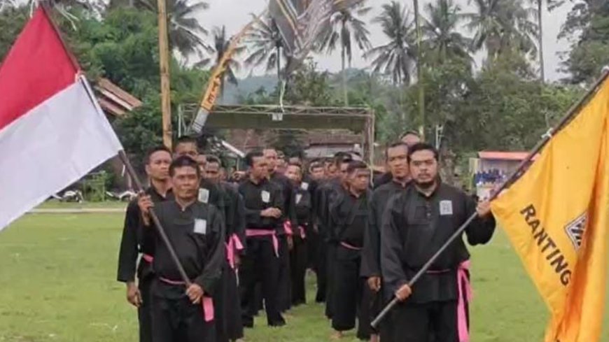 Kades Plalangan Kalisat, Jatuh Hati Pada SH Terate