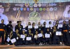 Atlet SH Terate Ranting Wungu usai menerima medali pada Kejuaraan Pencak Silat Bupati Cup Magetan 2025 di GOR Mageti.