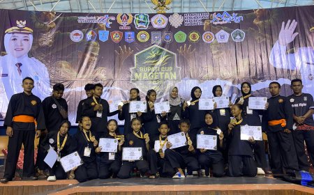 Atlet SH Terate Ranting Wungu usai menerima medali pada Kejuaraan Pencak Silat Bupati Cup Magetan 2025 di GOR Mageti.
