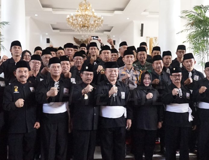 Lautan Hitam Mutiara di Alun-alun Ponorogo, 100 Ribu Lebih Pendekar PSHT Padati BRB 2025: Plt Bupati Ponorogo Bunda Rita Kagum, Minta SH Terate Terus Jadi Teladan