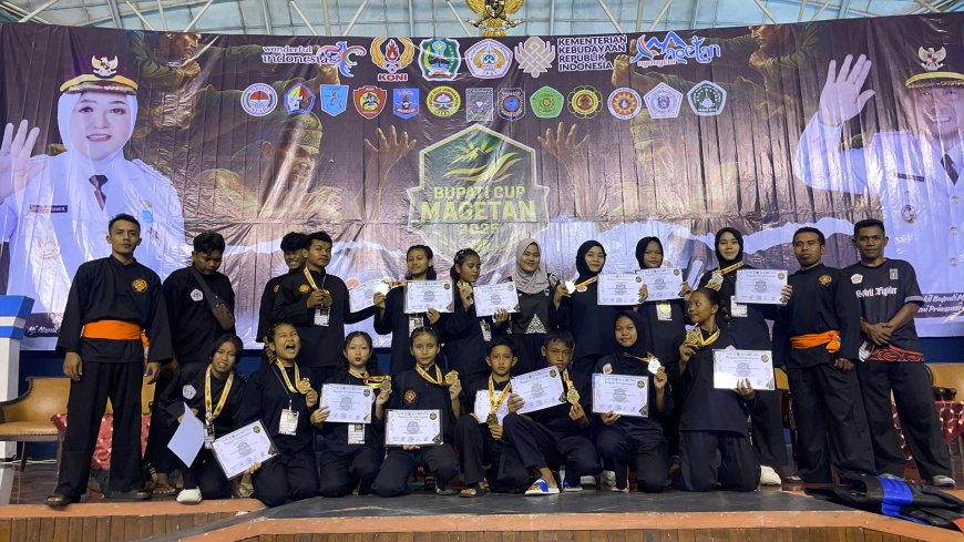 Atlet SH Terate Ranting Wungu usai menerima medali pada Kejuaraan Pencak Silat Bupati Cup Magetan 2025 di GOR Mageti.