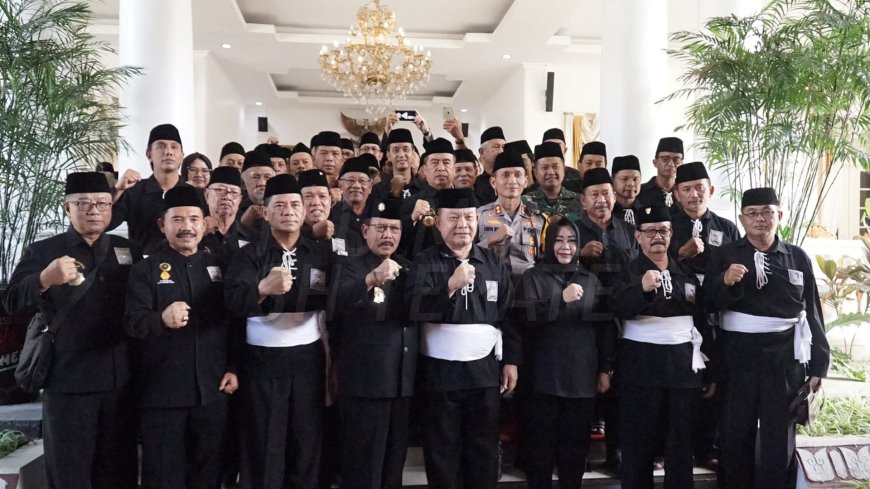 Lautan Hitam Mutiara di Alun-alun Ponorogo, 100 Ribu Lebih Pendekar PSHT Padati BRB 2025: Plt Bupati Ponorogo Bunda Rita Kagum, Minta SH Terate Terus Jadi Teladan