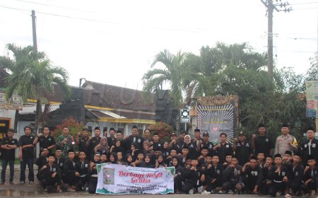 Tebar Kepedulian, SH Terate Nglambangan Madiun Bagi Takjil dan Sembako