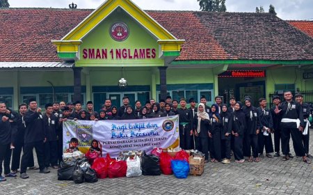 Siswa SH Terate Komisariat SMAN 1 Nglames Madiun Bagikan 1.000 Paket Takjil di Pintu Tol Dumpil