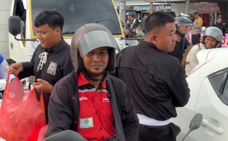 Siswa SH Terate Komisariat SMAN 1 Nglames Madiun Bagikan 1.000 Paket Takjil di Pintu Tol Dumpil