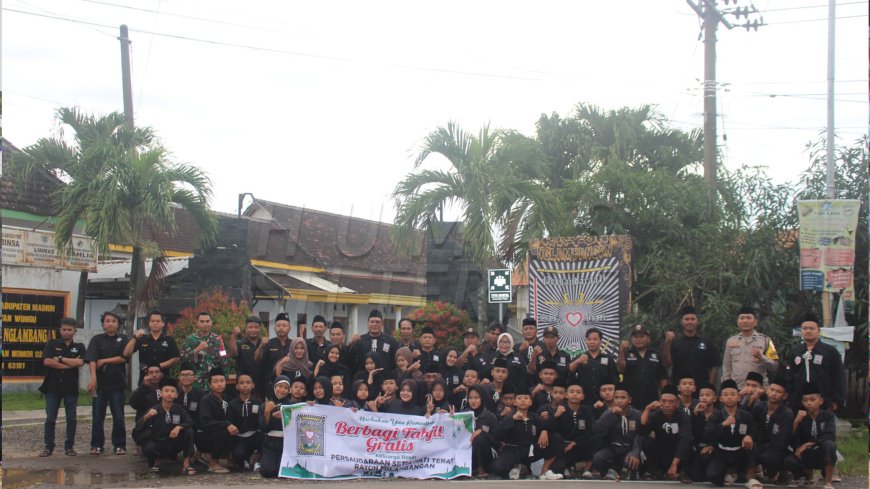 Tebar Kepedulian, SH Terate Nglambangan Madiun Bagi Takjil dan Sembako