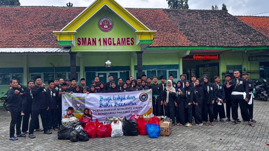 Siswa SH Terate Komisariat SMAN 1 Nglames Madiun Bagikan 1.000 Paket Takjil di Pintu Tol Dumpil