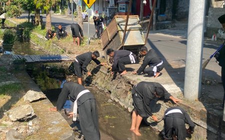 SH Terate  Kota Blitar Pusat Madiun Turun Bersih-Bersih Drainase, Warga Beri Apresiasi