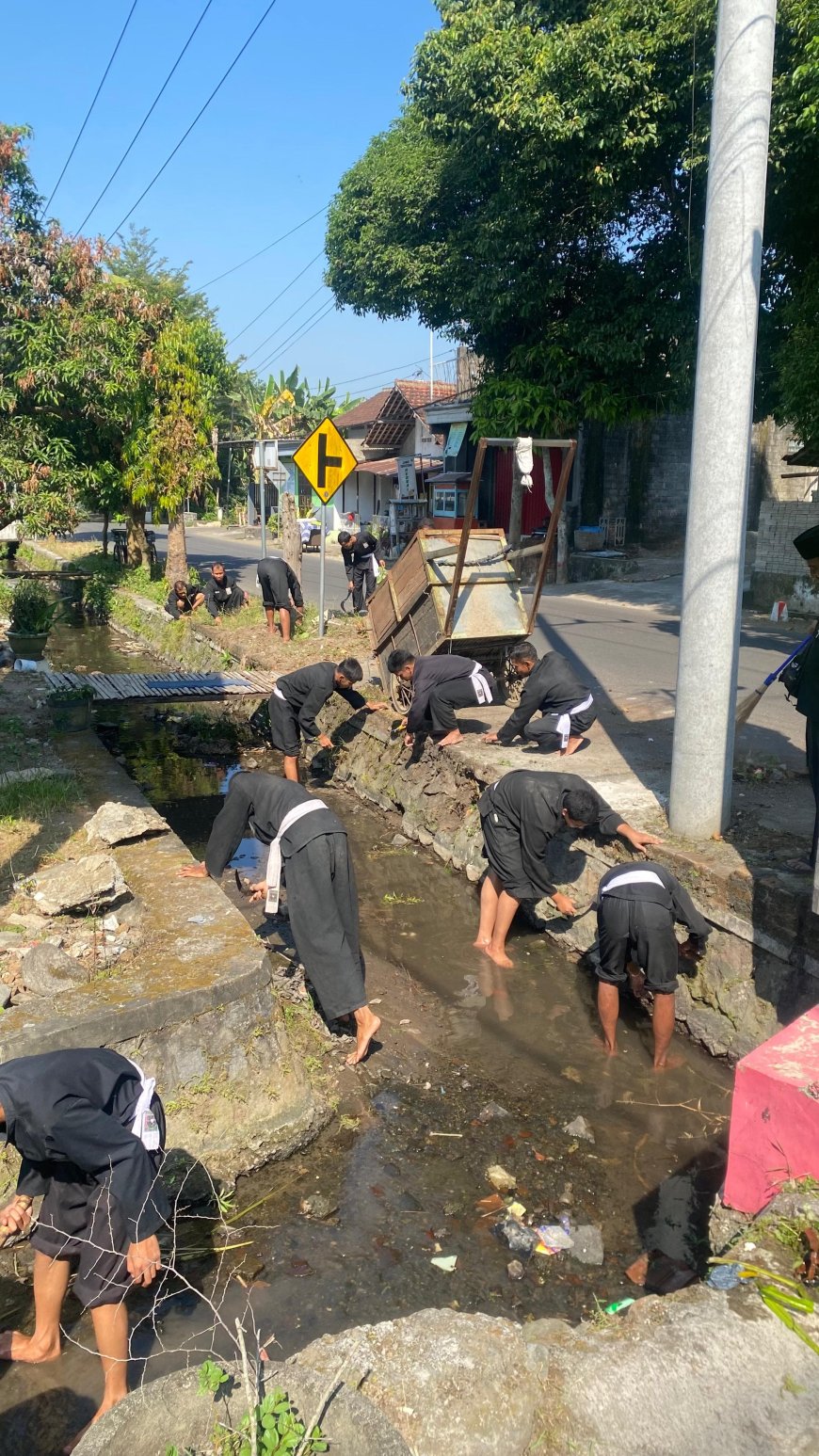SH Terate  Kota Blitar Pusat Madiun Turun Bersih-Bersih Drainase, Warga Beri Apresiasi
