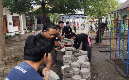 SH Terate Kota Blitar Perkuat Kepedulian Sosial, Rayon Sananwetan Kerja Bakti di Masjid Al Muhtadin