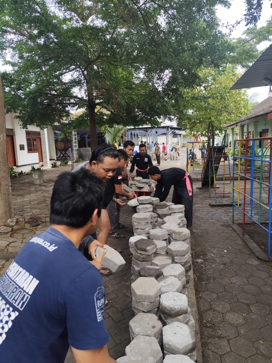 SH Terate Kota Blitar Perkuat Kepedulian Sosial, Rayon Sananwetan Kerja Bakti di Masjid Al Muhtadin