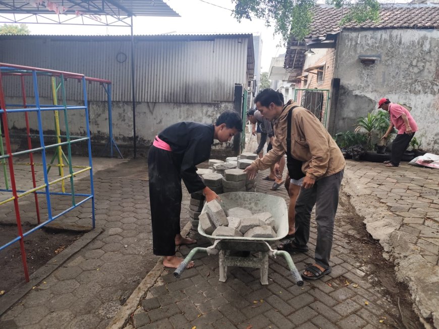 SH Terate Kota Blitar Perkuat Kepedulian Sosial, Rayon Sananwetan Kerja Bakti di Masjid Al Muhtadin