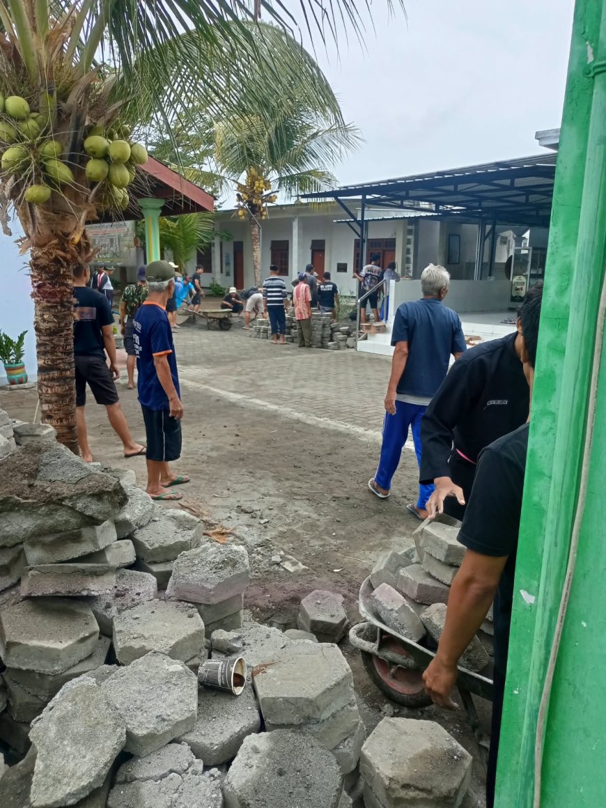 SH Terate Kota Blitar Perkuat Kepedulian Sosial, Rayon Sananwetan Kerja Bakti di Masjid Al Muhtadin